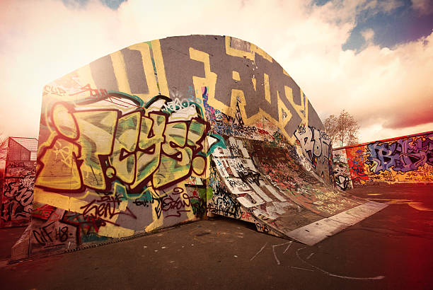die auffahrt - skateboard park ramp skateboard graffiti stock-fotos und bilder