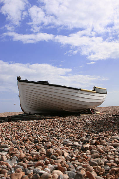 Bianco barca sulla spiaggia - foto stock