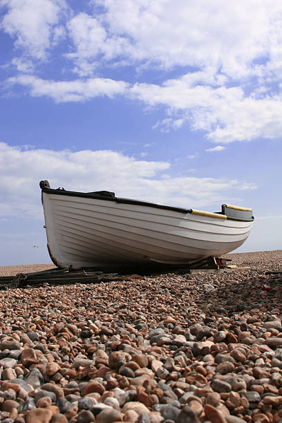 Branco barco na praia - foto de acervo