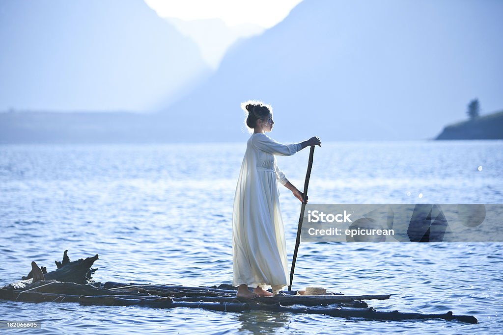 Schöne Frau auf einem Floß - Lizenzfrei Eine Frau allein Stock-Foto