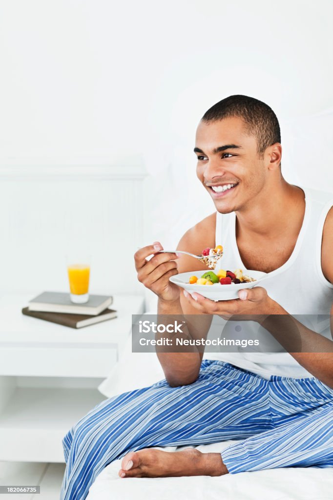 Junger Mann Essen Müsli im Schlafanzug - Lizenzfrei Joghurt Stock-Foto