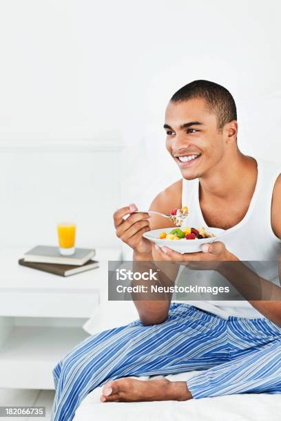 Junger Mann Essen Müsli Im Schlafanzug Stockfoto und mehr Bilder von Joghurt - Joghurt, Männer, Bett