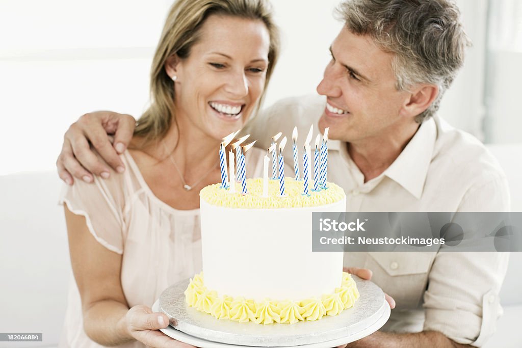 Uśmiechnięta kobieta i Mężczyzna trzyma Tort urodzinowy - Zbiór zdjęć royalty-free (30-39 lat)