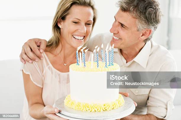 Uśmiechnięta Kobieta I Mężczyzna Trzyma Tort Urodzinowy - zdjęcia stockowe i więcej obrazów 30-39 lat
