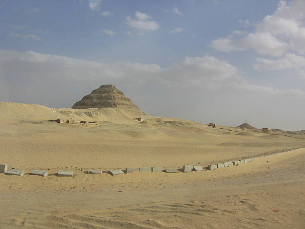 サッカラ pyramid3 - saqqara ストックフォトと画像