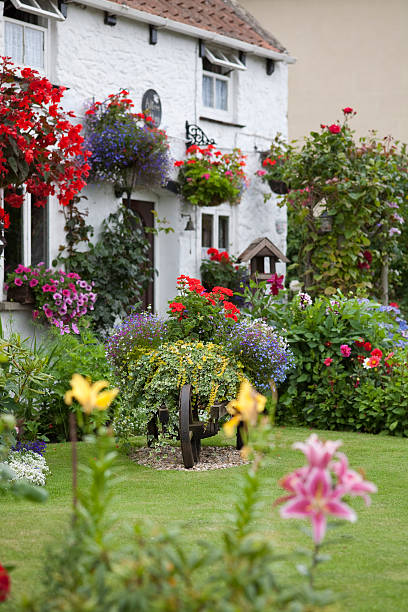 istock english country garden 182066997