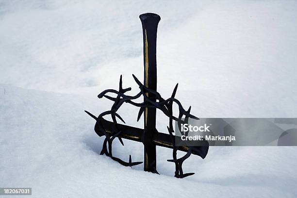 Foto de Crucifixo Na Neve 3 e mais fotos de stock de Catolicismo - Catolicismo, Cemitério, Crucifixo