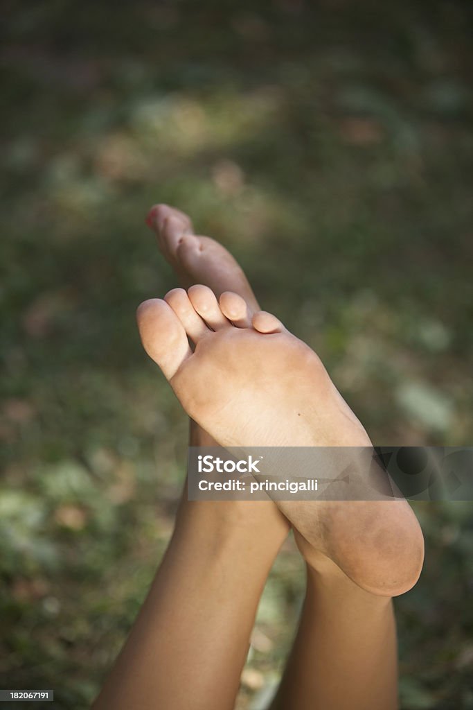 Chica con pies en el parque - Foto de stock de Acostado libre de derechos