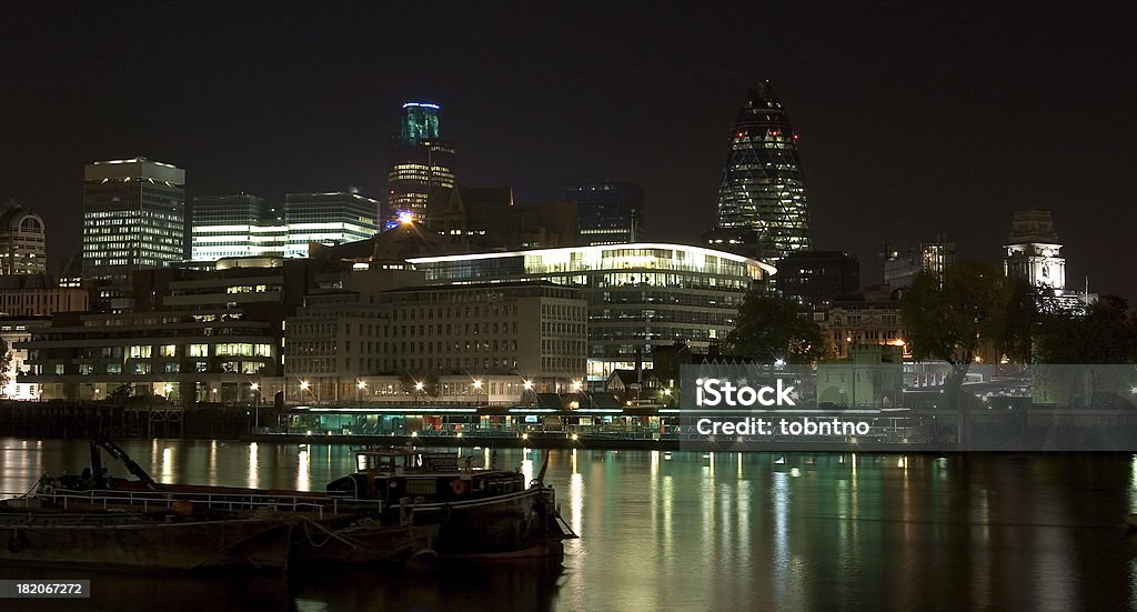 London skyline в ночь's - Стоковые фото Machinery роялти-фри