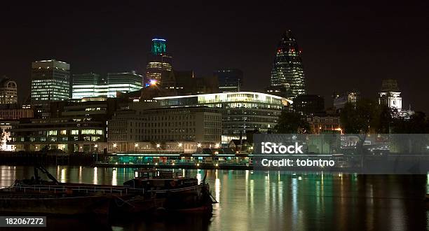 London Skyline В Ночьs — стоковые фотографии и другие картинки Machinery - Machinery, Англия, Архитектура