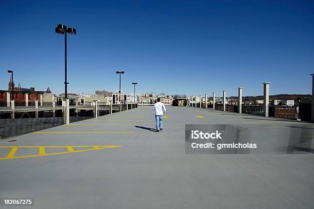 Foto de Homem Correndo De Distância e mais fotos de stock de Adulto - Adulto, Alcatrão, Andar