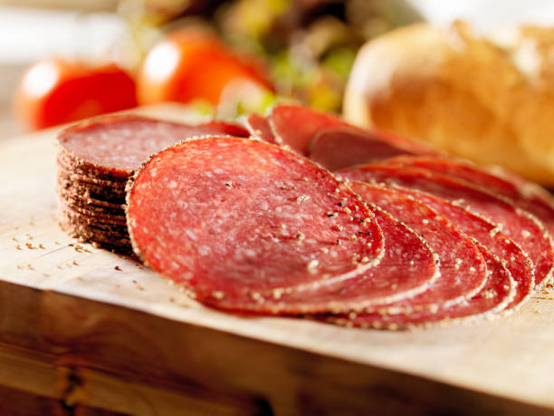 salame abedul en rodajas - salami fotografías e imágenes de stock