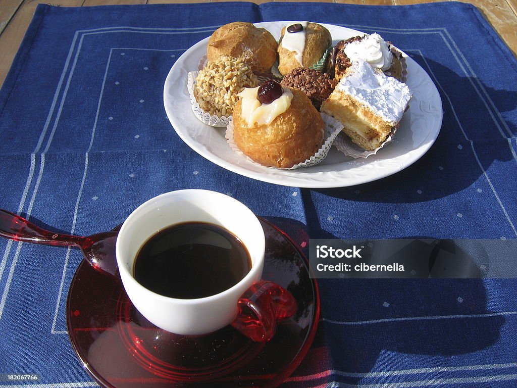 Prima colazione in giardino - Foto stock royalty-free di Aiuola