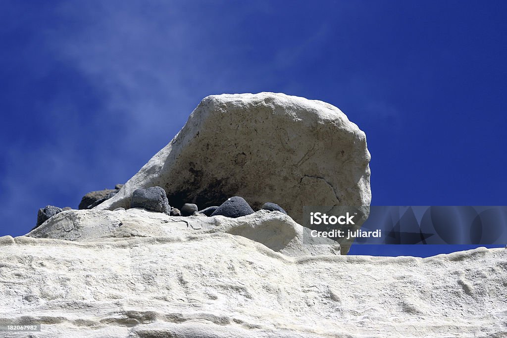 Вешать Консольный slab рок на пляже-синее небо - Стоковые фото Без людей роялти-фри