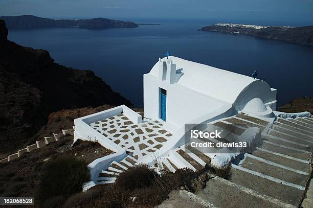 Isola Greca Cappella Con Caldera Sfondo - Fotografie stock e altre immagini di A forma di croce - A forma di croce, Acqua, Architettura