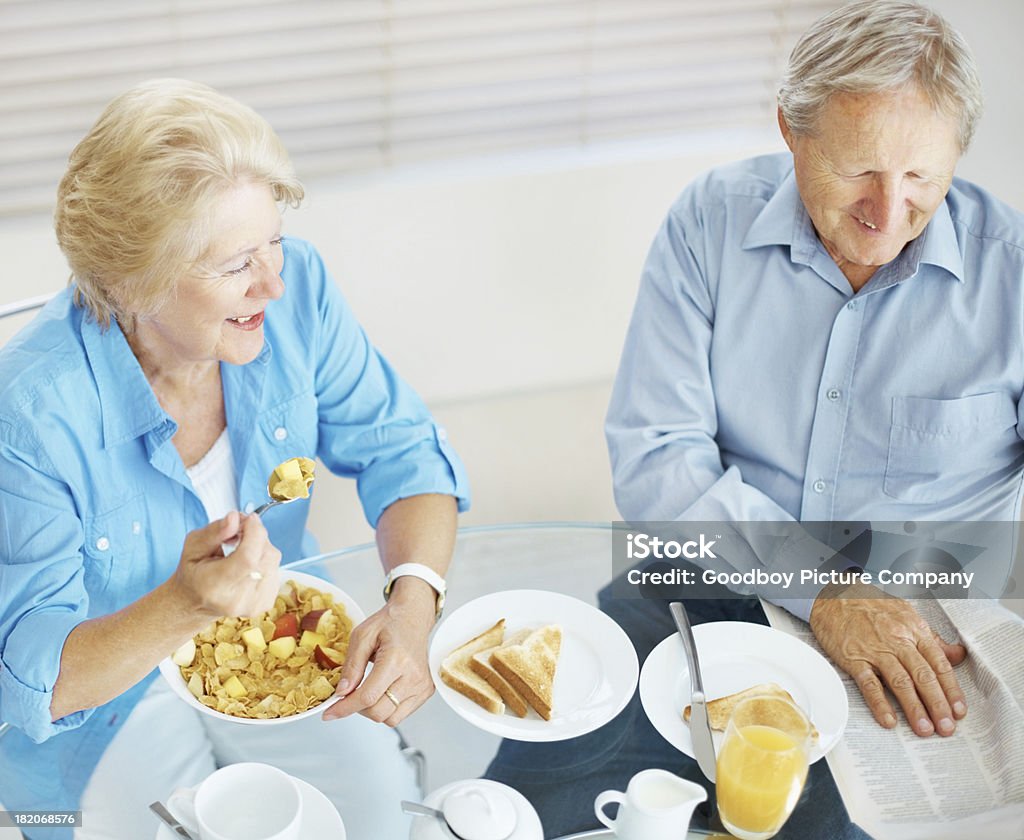 Feliz casal sênior com um café da manhã juntos - Foto de stock de 70 anos royalty-free