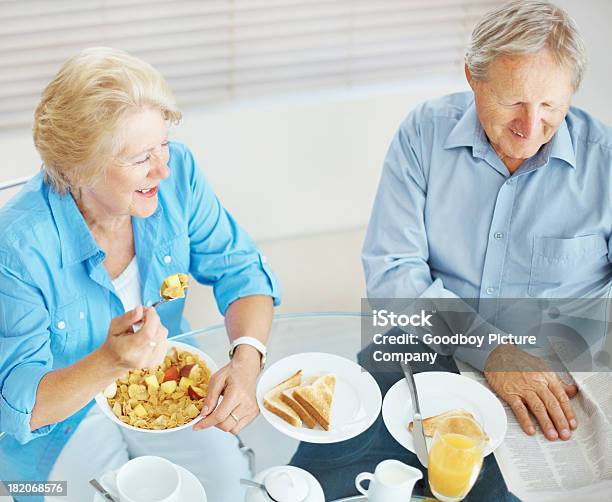 Foto de Feliz Casal Sênior Com Um Café Da Manhã Juntos e mais fotos de stock de 70 anos - 70 anos, Adulto, Alegria