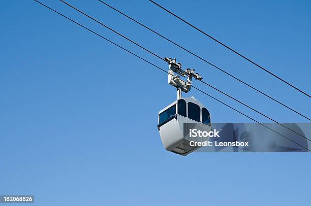 Overhead Cable Car Stockfoto und mehr Bilder von Isoliert - Isoliert, Seilbahn, Sommer