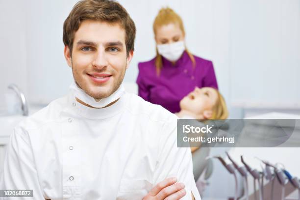Visita En La Cirugía De Dentista Foto de stock y más banco de imágenes de 20 a 29 años - 20 a 29 años, Adulto, Adulto joven