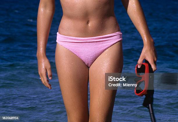 Sexy Chica En La Playa Foto de stock y más banco de imágenes de Rosa - Color - Rosa - Color, Tubo de respiración, Abdomen