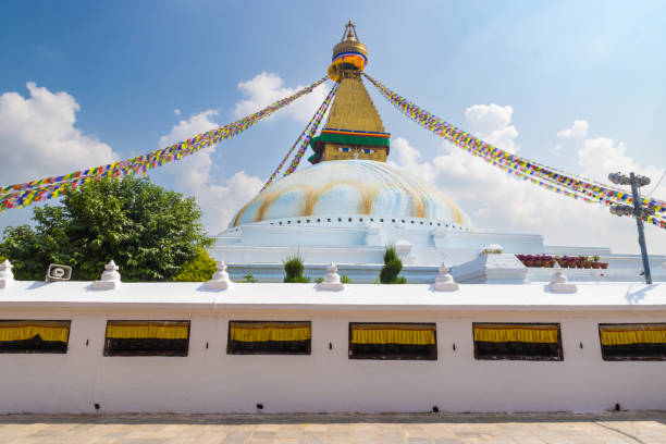 ступа боднатх, также известная как боудда, внесенная в список всемирного наследия юнеско, в катманду, непал - bodnath stupa kathmandu stupa flag стоковые фото и изображения