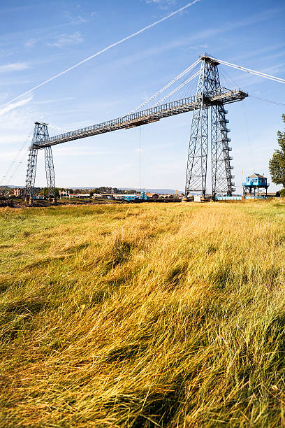 campo gramado no plano do newport ponte de transporte de - river usk - fotografias e filmes do acervo