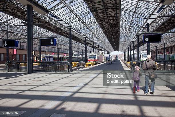 Helsinki Stazione Ferroviaria - Fotografie stock e altre immagini di Finlandia - Finlandia, Cittadina, Helsinki