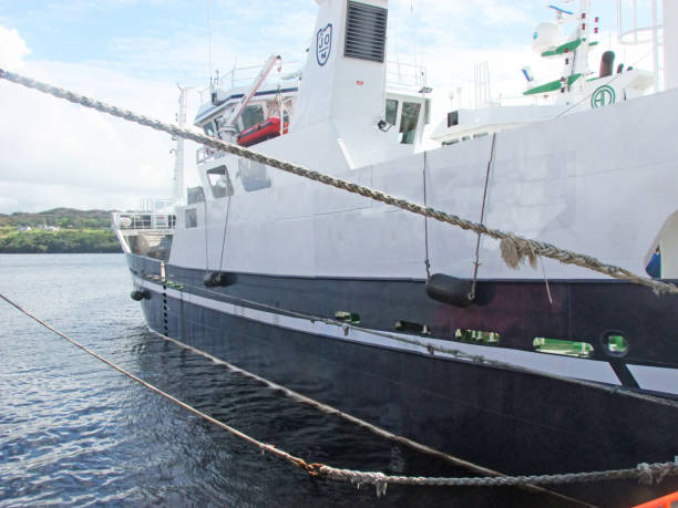 grandi pescherecci a strascico a killybegs harbour co., donegal, irlanda - pollock trawler foto e immagini stock