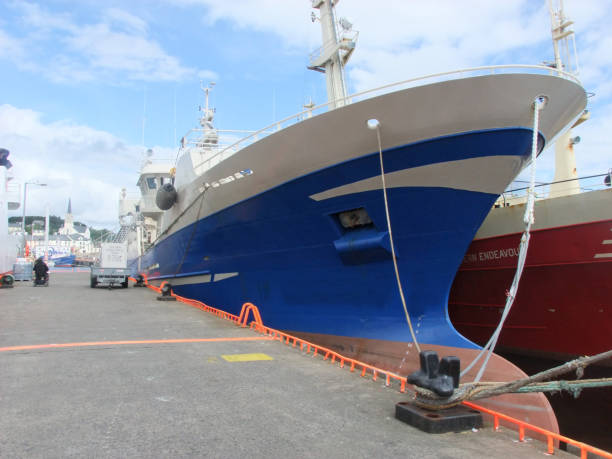 grandi pescherecci a strascico a killybegs harbour co., donegal, irlanda - pollock trawler foto e immagini stock