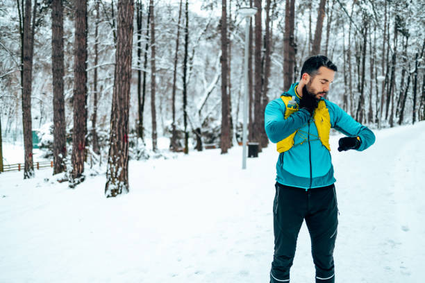 natural runner outdoor workout - checking the time imagens e fotografias de stock