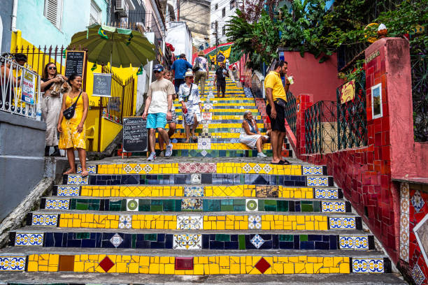 escadaria selaron treppe, berühmte öffentliche treppe im stadtteil santa teresa in rio de janeiro, brasilien - rio de janeiro brazil steps staircase stock-fotos und bilder
