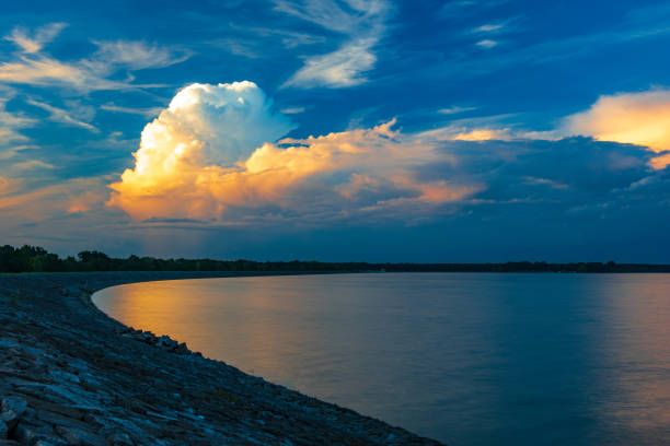 litorale del lago, superficie dell'acqua, sundow - sundow foto e immagini stock