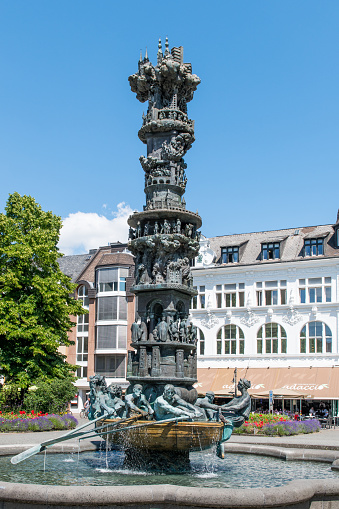 The Koblenz History Column by Jürgen Weber on the Görres Square which tells the 2000 year history of Koblenz from the Roman times until present day in 10 images.