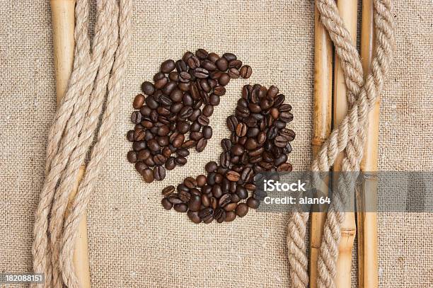 Grãos De Café Na Mesa - Fotografias de stock e mais imagens de Agricultura - Agricultura, Amontoar, Aniagem de Cânhamo