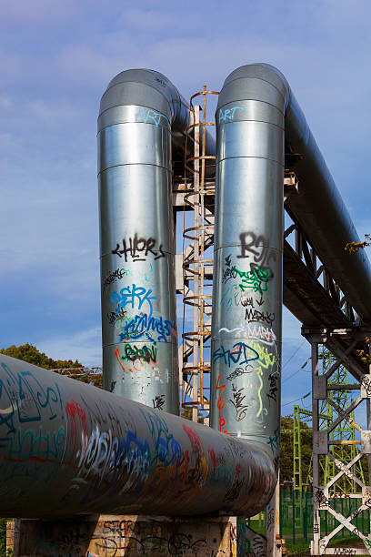 Pipe line trattate con graffiti - foto stock