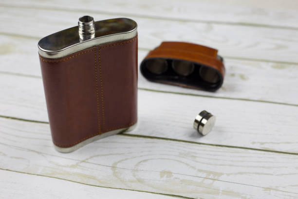 un frasco de cuero marrón abierto para el alcohol - insulated drink container hip flask alcohol brown fotografías e imágenes de stock