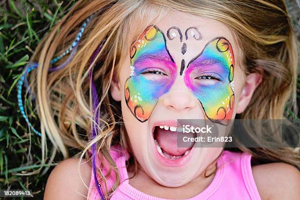 Photo libre de droit de Papillon Du Visage banque d'images et plus d'images libres de droit de Maquillage traditionnel du visage - Maquillage traditionnel du visage, Enfant, Papillon