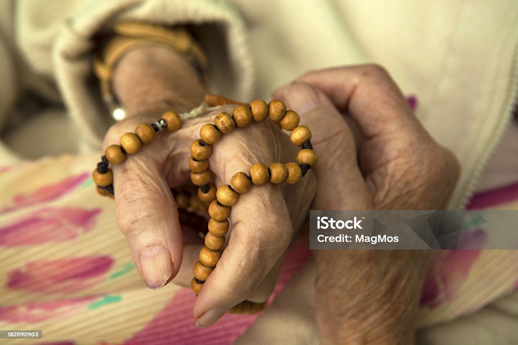 Stara kobieta prays tym paciorki - Zbiór zdjęć royalty-free (Bóg)