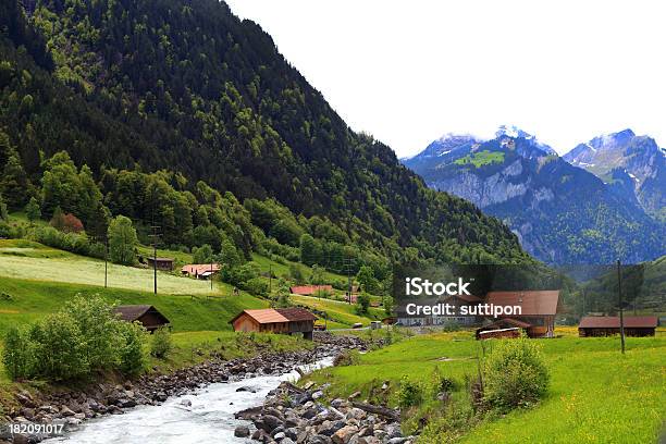 Vista De La Ciudad Hasta Jungfraujoch Lado Foto de stock y más banco de imágenes de Acantilado - Acantilado, Aire libre, Aldea