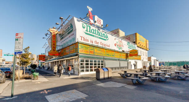 ресторан быстрого питания nathan's на кони-айленде, ней-йорк, сша - nathans coney island new york city brooklyn стоковые фото и изображения