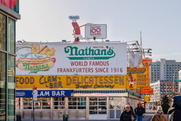 nathan's fast food stand restaurant in coney island, ney york, usa - nathans coney island new york city brooklyn imagens e fotografias de stock