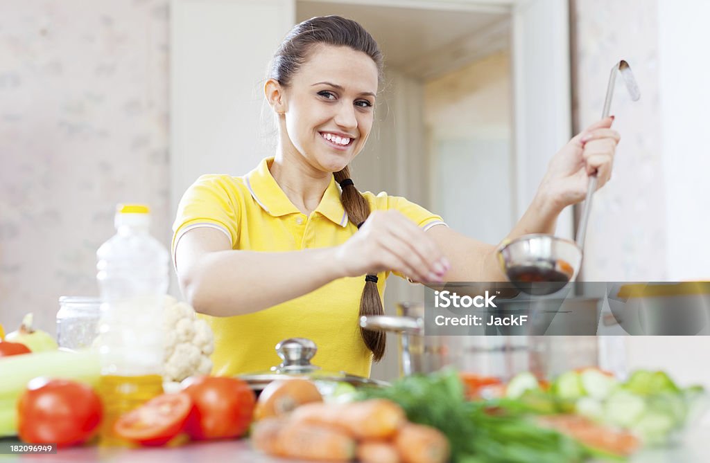 Femme heureuse sels de la soupe - Photo de Adulte libre de droits
