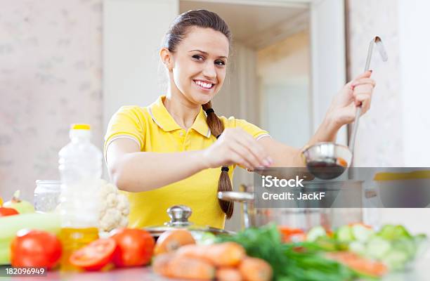 Donna Felice Sali La Zuppa - Fotografie stock e altre immagini di Adulto - Adulto, Alimentazione sana, Allegro