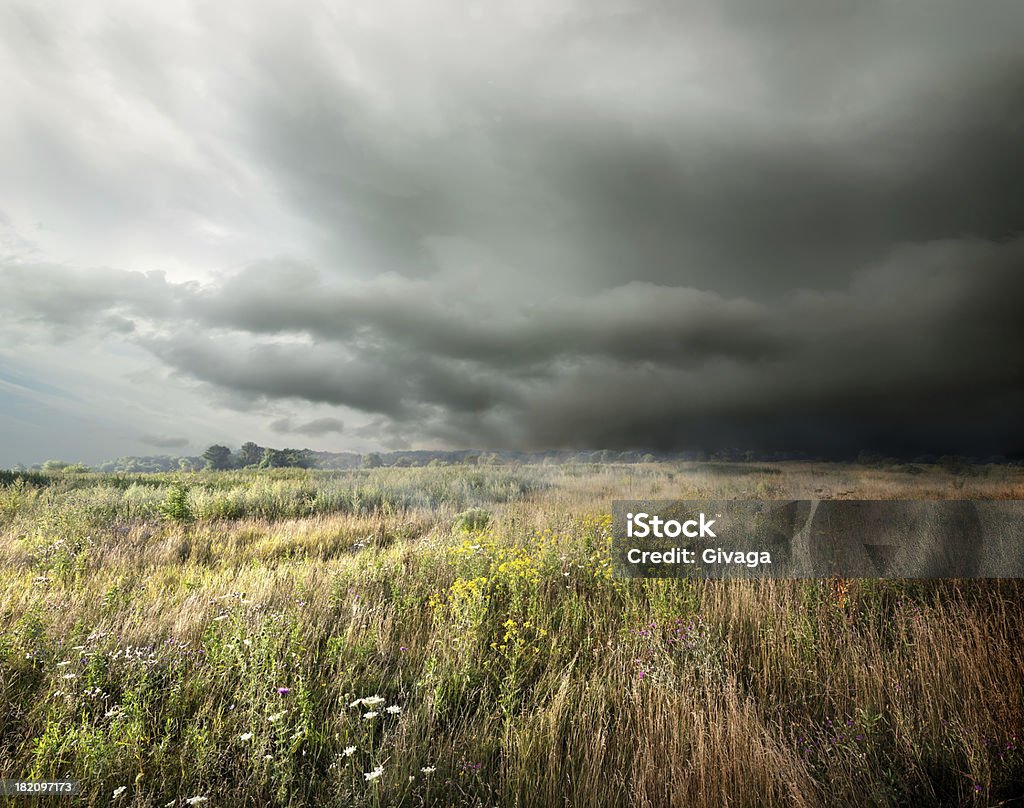 Шторм Облака над поле - Стоковые фото Выразительное небо роялти-фри