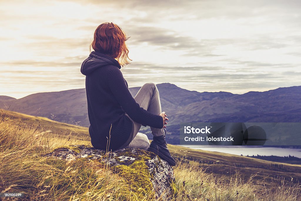 Frau Sonnenuntergang vom Berggipfel bewundern - Lizenzfrei Frauen Stock-Foto