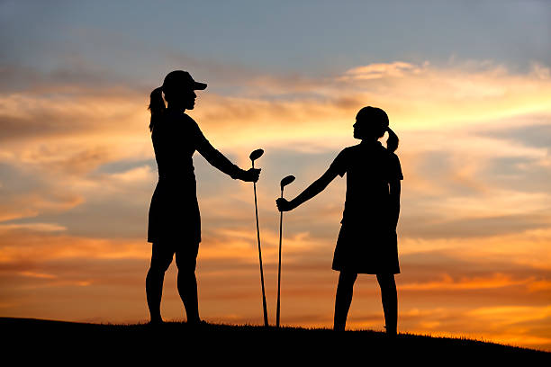 母と娘を運転ます。 - golf club golf iron isolated ストックフォトと画像
