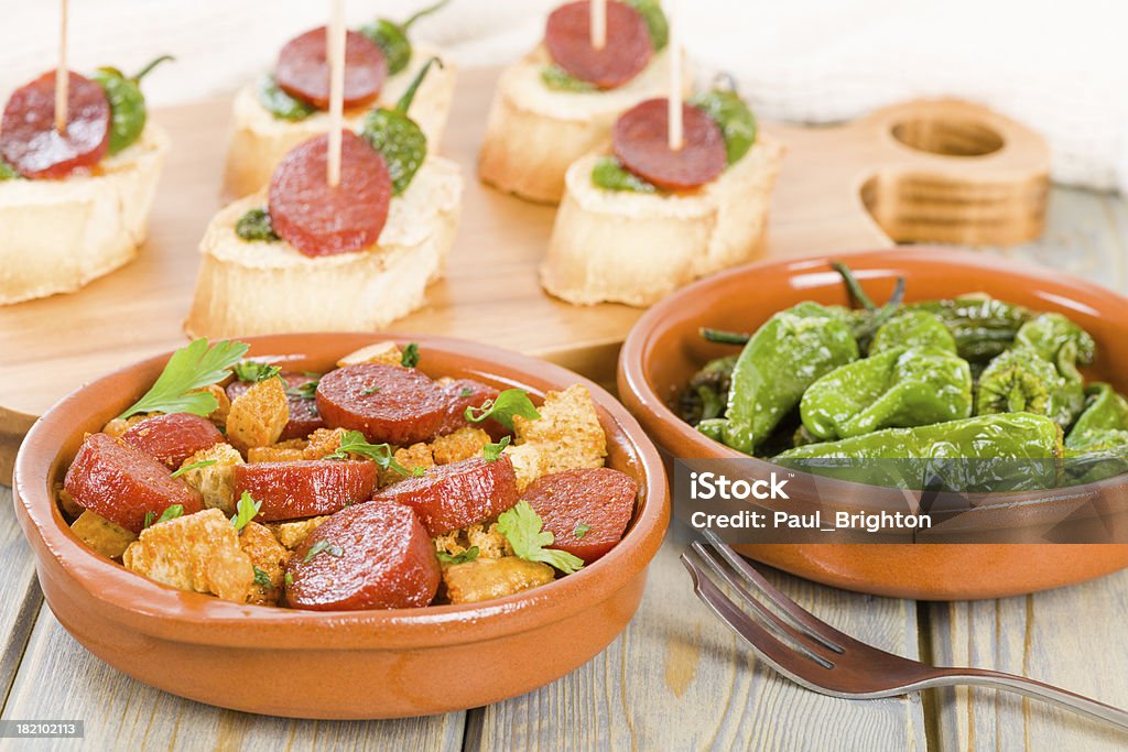 Chorizo & pan y Padron pimientos Tapas - Foto de stock de Alimento libre de derechos