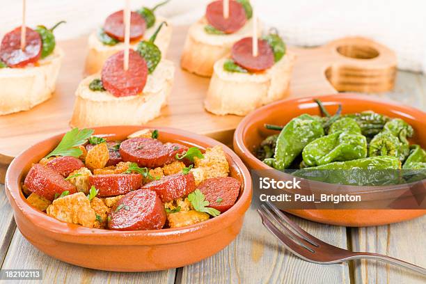 Chorizo Pan Y Padron Pimientos Tapas Foto de stock y más banco de imágenes de Alimento - Alimento, Cena, Chorizo