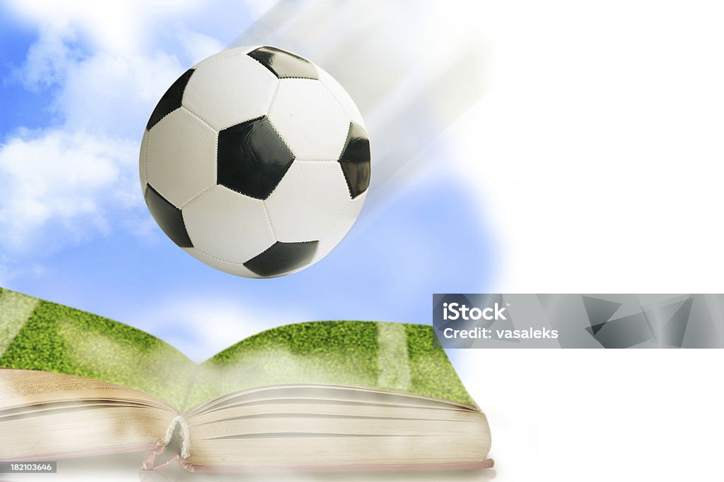 Ballon de football avec un livre ouvert - Photo de Concentration libre de droits