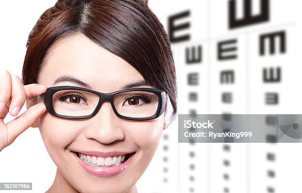 Frau Mit Brille Und Auge Testtabelle Stockfoto und mehr Bilder von Asiatischer und Indischer Abstammung - Asiatischer und Indischer Abstammung, Auge, Brille
